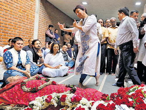 Mallika Sarabhai pays homage to her mother and classical dancer Mrinalini Sarabhai before her cremation in Ahmedabad on Thursday. REUTERS