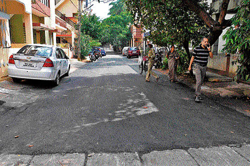 Residents walk on freshly tarred roads at Anand Nagar, Hebbal. DH photo