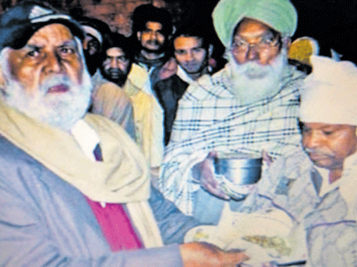 Jagdish Lal Ahuja distributes food to a needy in Chandigarh.