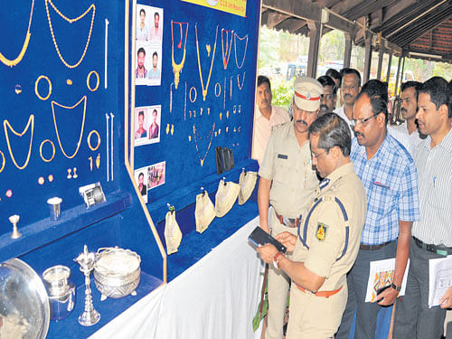 Police Commissioner B&#8200;Dayananda inspects valuables recovered from burglars in Mysuru  on Saturday. DCP (Crime and Traffic)&#8200;N&#8200;D&#8200;Birje, ACP (CCB)&#8200;C&#8200;Gopal are seen. DH photo