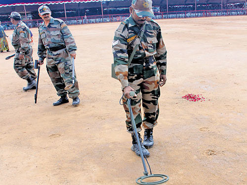 The bomb squad carries out a security check at Manekshaw Parade Grounds in preparation for the Republic Day celebrations in the City on Sunday. DH photo