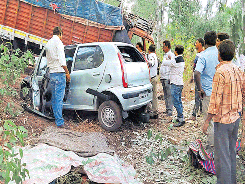 Tragic accident: The mangled remains of the car which met with an accident near Jalsinghi Cross in Bidar district on Sunday, killing six people. dh Photo