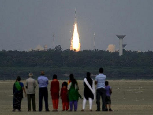 People watch as India's Geosynchronous Satellite Launch Vehicle (GSLV-D6) blasts off carrying a 2117 kg GSAT-6 communication satellite from the Satish Dhawan space centre at Sriharikota, India, Reuters photo