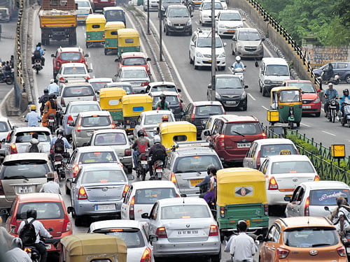 Transport department officials say that the City does not have a well-connected public transportation system like in Delhi to make the odd-even rule a success. DH file photo