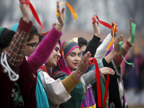 Kashmiri schoolgirls wearing traditional dresses perform to a song during India's Republic Day celebrations in Srinagar January 26, 2016. Reuters Photo.