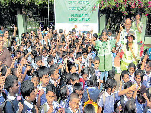 Students, teachers and volunteers of Beautiful Bengaluru take part in the zero litter campaign at Lalbagh. DH photo