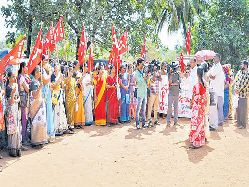 The members of CITU and beedi workers stage a protest in Someshwar on Wednesday. DH photo
