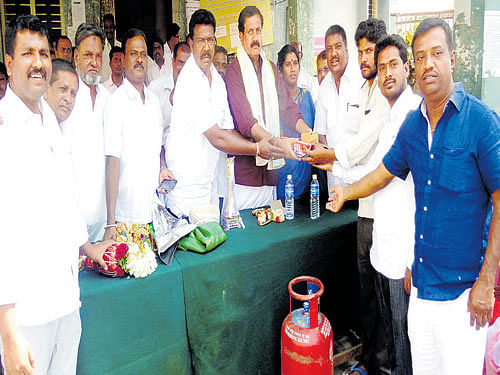 Legislator&#8200;Y S V Datta distributes free LPG connection books to beneficiaries in Kadur on Tuesday.  DH photo