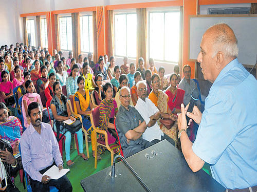 Isro scientist C D&#8200;Prasad delivers a talk on space technology during 'Interaction with Scientist,' a session organised by  Karnataka Science and Information Technology Academy, at Mandya Government College, on Wednesday. DH photo