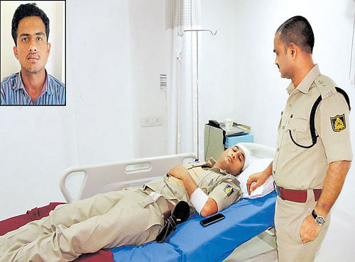 Bengaluru Rural SP B Ramesh enquires after the health of Jigani SI Murali,who is undergoing treatment at Vijayashree Hospital for injuries suffered in the attack bymurder suspect Deepak Kumar Jha (inset) at Jigani Industrial Area on Sunday. DH PHOTO