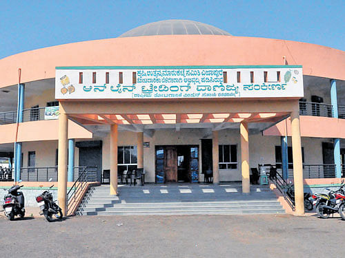 The online trading centre for horticulture produce in Vijayapura. dh photo