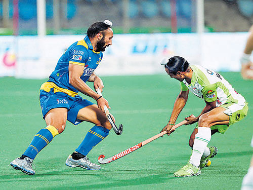 no stopping him Jaypee Punjab Warriors' Sardar Singh (left) attempts to get past Mandeep Singh of Delhi  Waveriders during their HIL&#8200;tie on Tuesday. hil media
