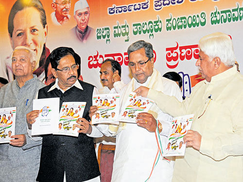 (From left)&#8200;Congress leader Allum Veerabhadrappa, KPCC president and Home Minister G Parameshwara ,Chief Minister Siddaramaiah and Rural Development and Panchayat  Raj Minister and manifesto committee president H K Patil release the party manifesto, ahead of the elections to the zilla and taluk panchayats, in Bengaluru on Tuesday. DH&#8200;PHOTO
