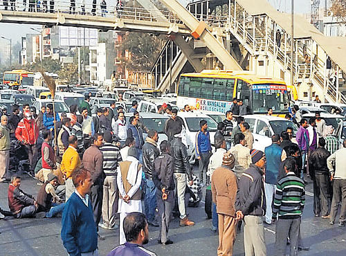 Several roads in the city witnessed traffic jams as municipal staff took out a 'begging bowl march' on Tuesday. DH PHOTO