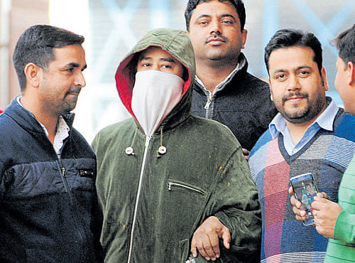 Delhi Police Special Cell arrest a 28-year-old man for his alleged links with the terror group IS, from the Inter State Bus Terminal in New Delhi on Friday. DH PHOTO