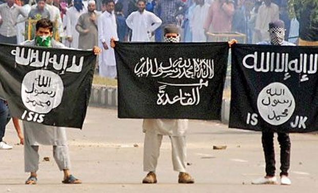 Kashmiri protestors with ISIS flags (Photo: PTI)