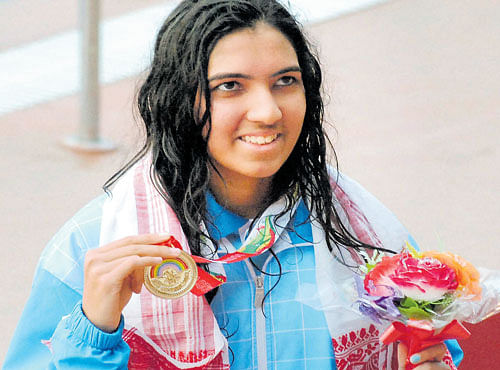 India's Malavika V with her gold in the 800M freestyle on Monday. PTI