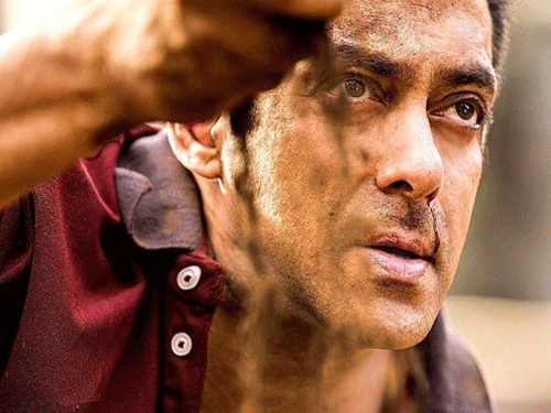 With dust on his face and soil gripped in his fist, Salman looks raring to go in the new picture. The intensity and pain in his eyes are palpable. Image courtesy Twitter.