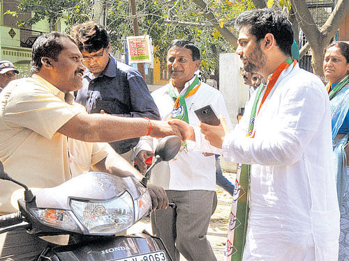 Congress candidate CKAbdul Rahaman Sharief campaigning at Central Excise Layout in Bengaluru on Tuesday. DH