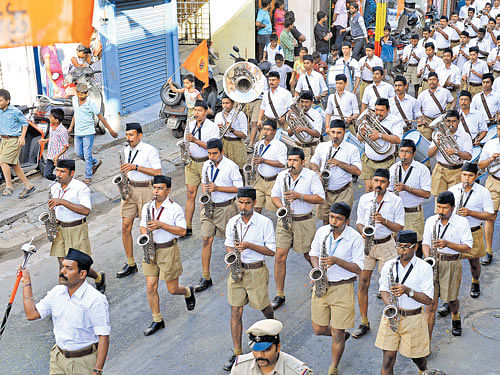 RashtriyaSwayamsevak Sangh (RSS)members participate in a ghoshmarch (Pathasanchalana). The RSSwants to install its menat the helmof universitieswhere they willwreak vengeance on the traditionally left-wing intellectual establishment. DH PHOTO
