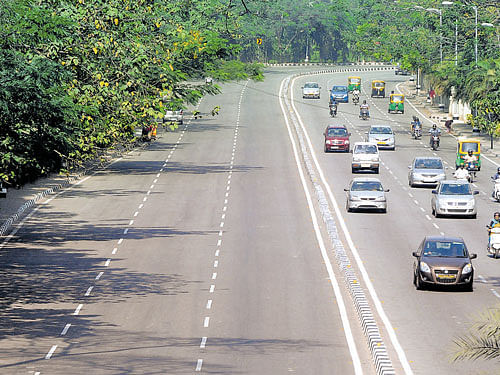 Roads had spartse traffic due to the ban on entry of private vehicles during the 'Invest Karnataka-2016' summit. Pollution levels also came down due to the restriction. dh file photo