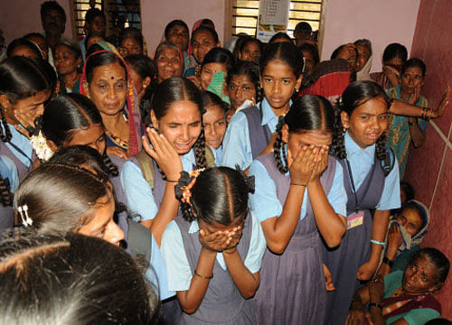 School children visit Lance Naik Hanamanthappa Koppad's residence at Betadur village. DH PHOTO