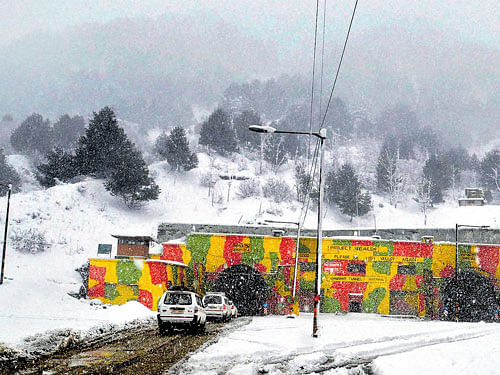 Fresh snowfall hits road, air traffic in Kashmir