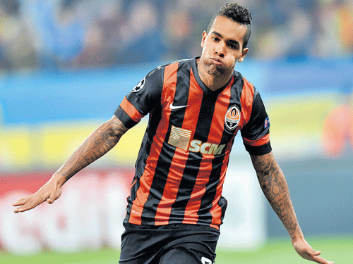 LOOKING AHEAD  After his deal to move to Liverpool fell apart, Brazil's Alex     Teixeira was picked by Chinese Super League club Jiangsu Suning, marking yet another case of players deciding for options other than European Clubs. AFP
