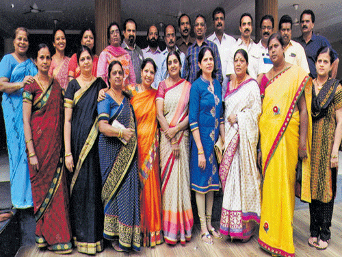 (Top row, from left) Padmini, Sheela, Soudhamani, the author, Yesvanthkumar TN, Umesh, SD Kumar, Keshav Reddy,  Krishnaprasad, Srinivas, Nagendra Hebbar, MG Jaysingh, Nathan Prasanna and IH Shiri. (Bottom row) Chandrakala, Geetha, Vani, Susheela, Chandra, Hemavathy, Janakamma and Prabha.