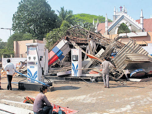 BBMP officials reclaim 5,730 sq ft of land near Hudson Circle on Sunday, where a fuel station was operating even after expiry of the lease period. DH Photo