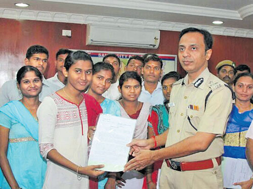 Prithika Yashini receives the job order for the post of sub-inspector from City Police Commissioner Smith Saran in Tamil Nadu. DH Photo