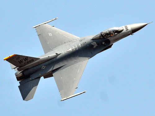 The making of F-16, which will be among the largest projects under the Make in India initiative, will be conditional to the Indian government making contractual commitment to buy the fighter jets for its armed forces, said the source. DH File Photo.
