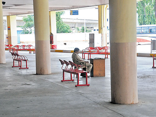 TELL-TALE: The traffic controller is the lone presence at the Basaveshwara Bus Terminal of the KSRTC&#8200;at Peenya. DH&#8200;PHOTO