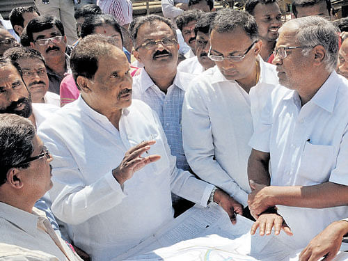 Bengaluru Development Minister K J George, Food and Civil Supplies Minister Dinesh Gundu Rao, MLA Suresh Kumar and Mayor B N Manjunath Reddy inspect ongoing projects in the City on Thursday.