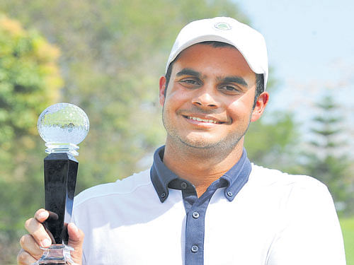 proud moment Shubhankar Sharma after winning the PGTI Players' Championship in Bengaluru on Friday. DH photo