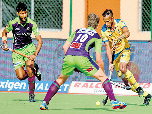 deft move SV Sunil of Punjab Warriors attempts to dribble past Delhi Waveriders' defence during their HIL semifinal in Ranchi on Saturday. Warriors won 3-1.