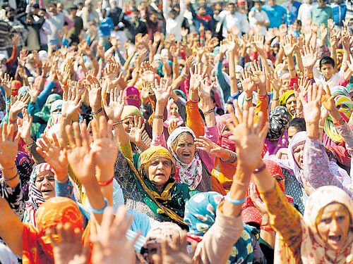 Demonstrators fromthe Jat community shout slogans as they block the Delhi-Haryana national highway during a protest at Sampla village in Haryana on Monday. REUTERS