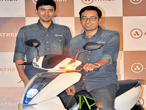 Ather Energy Co-Founder Swapnil Jain (left) with CEO and Co-Founder Tarun Mehta. DH Photo
