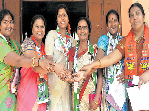 Victorious: (From left to right)&#8200;Winners of ZP and TP elections Kusuma Shivamadaiah (Doddabele ZP), Lakshmi Suresh (Somanahalli ZP), Rashmi Hanumantegowda (Agara ZP), Geeta Anand (Taralu TP), Parvati Chandranna (Dodderi ZP) and Rajeshwari (Konappana Agrahara ZP) greet each other at a counting centre in Bengaluru on Tuesday. DH&#8200;PHOTO