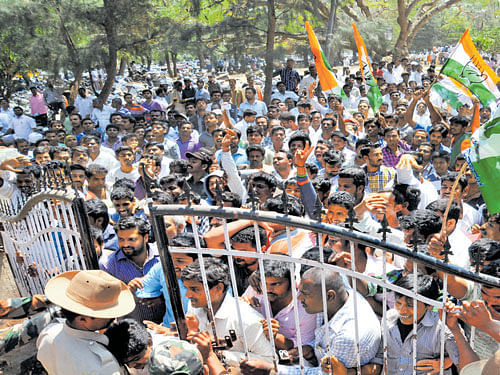A large number of workers of various political parties gather at a counting centre in Mysuru on Tuesday. DH Photo.