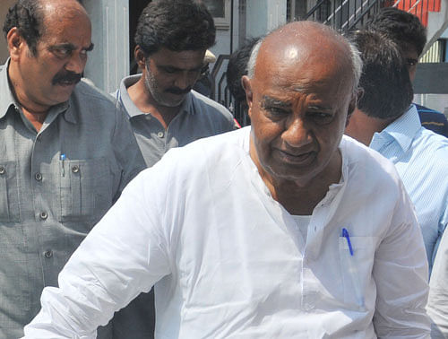 Both H D Deve Gowda and H D Kumaraswamy on Tuesday maintained that they would take a decision in the next four to five days after holding consultations with the party MLAs and local leaders.dh file photo