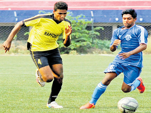 Keen tussle: Students Union FC's Nanda (right) and Narendar of SAI vie for the ball on Thursday. DH PHOTO