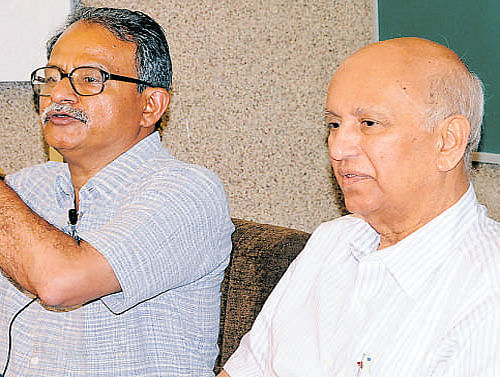 Prof Bala Iyer, Chairperson, Indigo Consortium Council, speaks at a press conference in Bengaluru on Friday. Prof U R Rao, former chairman, ISROand chairman, Bangalore Association of Science Education. DH