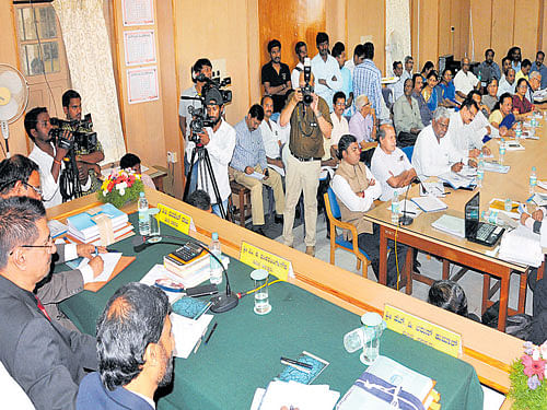 Meet: A consumer airs his opinion during a public meeting convened by Karnataka Electricity Regulatory Commission (KERC) on the proposed hike in power tariff at deputy commissioner's office in Mysuru on Saturday. KERC&#8200;Chairman M&#8200;K&#8200;Shankarlinge&#8200;Gowda, members H&#8200;D&#8200;Arun Kumar and D&#8200;B&#8200;Manivel Raju are seen. dh photo
