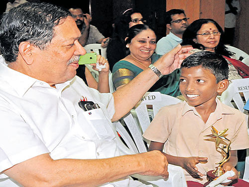 Justice Santhosh Hegde blesses Jayakumar, a student from Tamil Nadu, who has invented a fire safety machine, at the sixth anniversary of Carlton Towers fire accident in the City on Saturday. dh photo