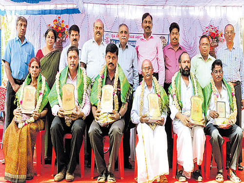 Cashew farmers were felicitated at the cashew fair at  Agriculture Research Station at Ullal recently. DH photo