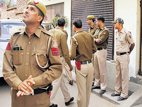 Policemen investigate the crime spot at Badarpur in New Delhi on Sunday. DH PHOTO/Chaman Gautam