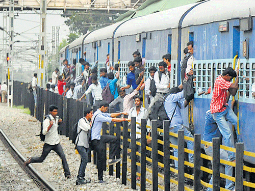 Railways have realised Rs 660.22 crore as fine from the ticketless passengers till January in the current financial year as against Rs 727.45 crore in the last year. DH file photo