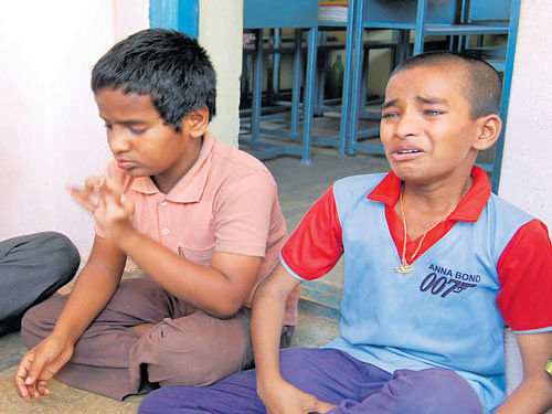Students of a school for the blind narrate their plight in Vijayapura on Wednesdsay. DH photo