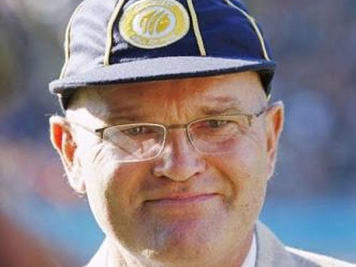 Former New Zealand cricketer Martin Crowe accepts a cap as induction into the ICC Cricket Hall Of Fame at the Cricket World Cup match between Australia and New Zealand in Auckland February 28, 2015. reuters